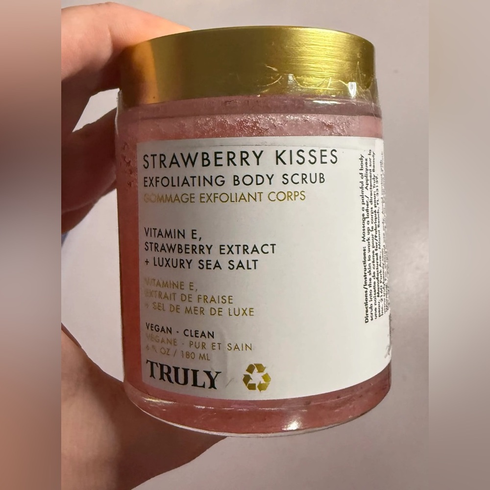 TRULY Strawberry Kisses Exfoliating Body Scrub - Pink and Gold